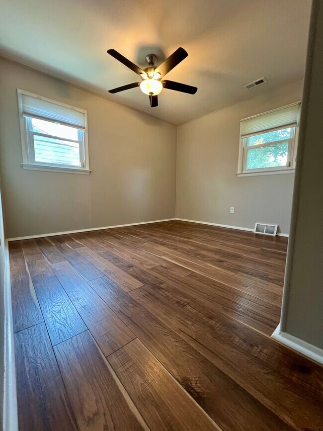 Building Photo - 3-Bedroom Single Family Home in Bristol! A...