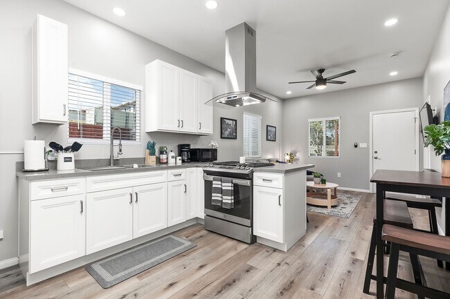 Building Photo - Newly furnished and remodeled 2 bed 2 bath!