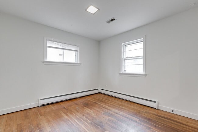Building Photo - 3 Bedroom & 1.5 Bathroom with Huge Fenced ...