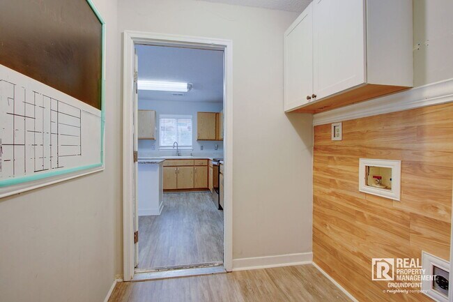 Building Photo - 121 Sioux Ct