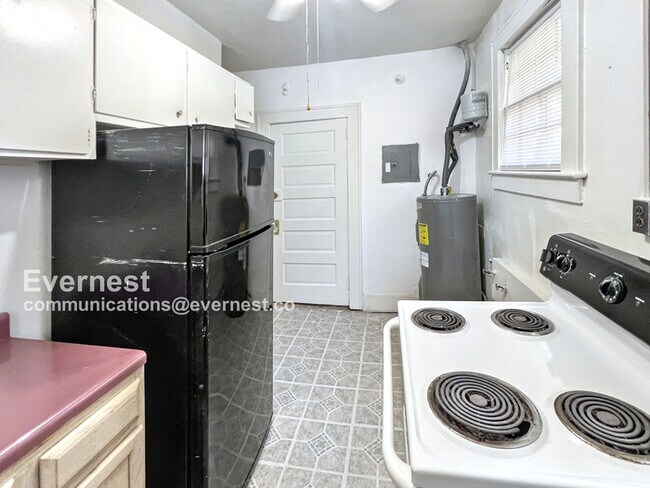 Building Photo - 904 3rd St W