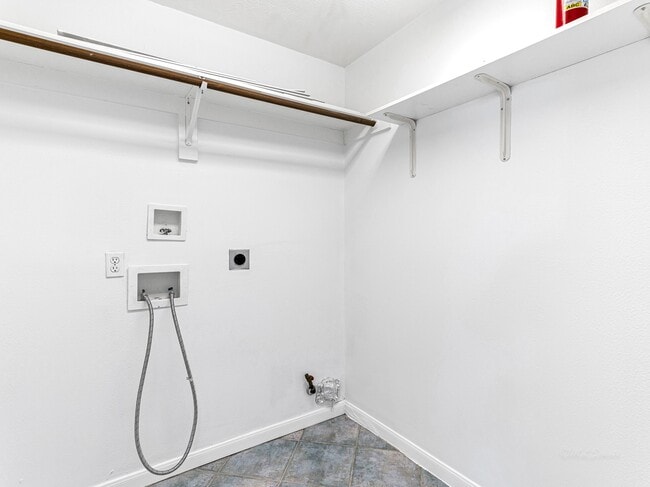 Building Photo - 5407 Lake Pl Dr