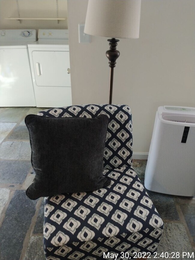 Building Photo - Backs up to the UVA south lawn section of campus 1 bdrm  1 bath 514 Valley Rd B Fully Furnished I...