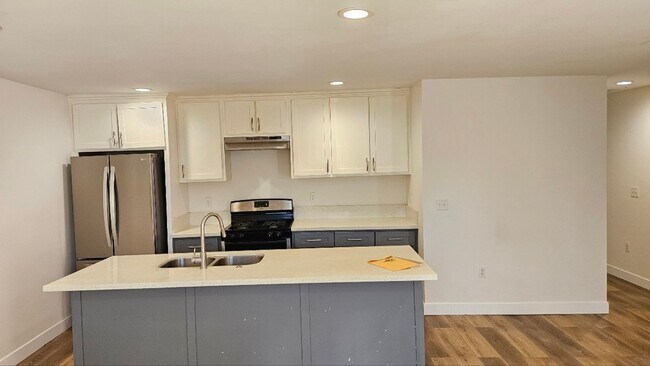 Building Photo - 326 E 73rd St
