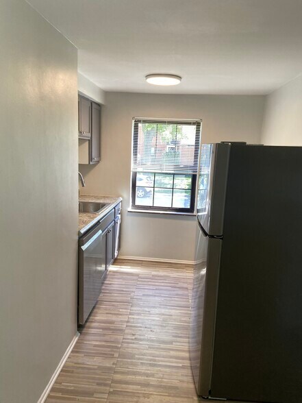 Building Photo - 557 Telford Ave