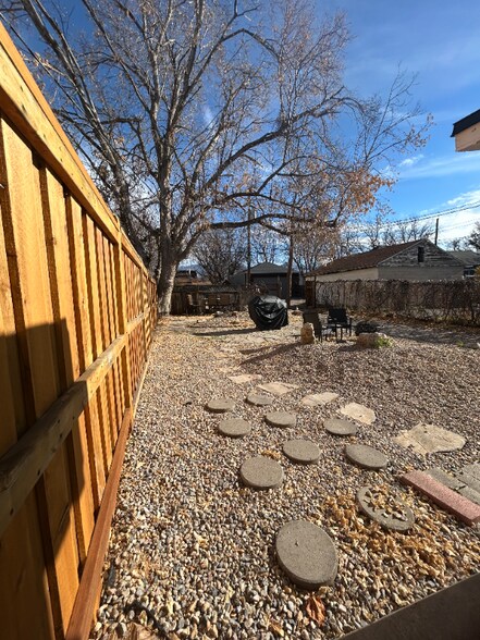 Building Photo - 859 S Grn St