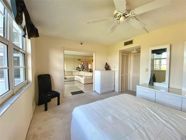 Building Photo - 4015 W Palm Aire Dr