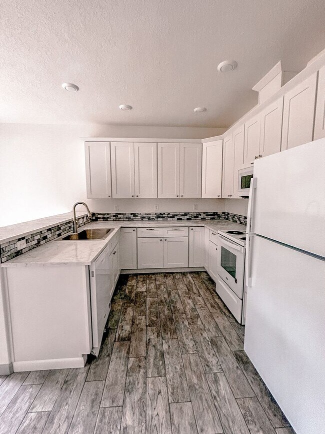 Building Photo - **SPRING SPECIAL- $400 off first months rent** 3 Bedroom Duplex in Veneta