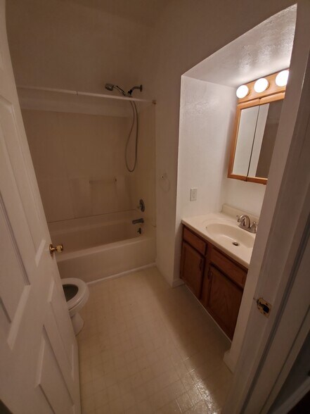 Bathroom - 4024 Niles Rd