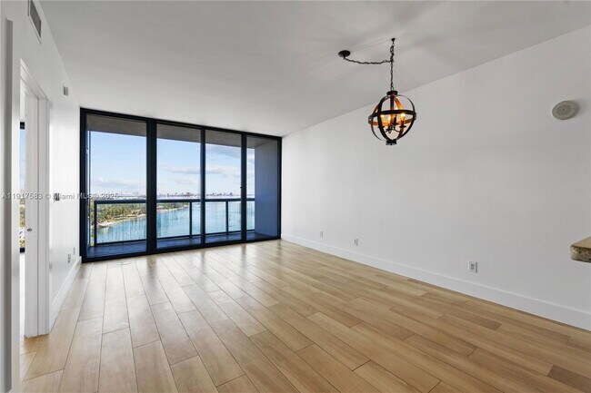 Building Photo - 601 NE 36th St