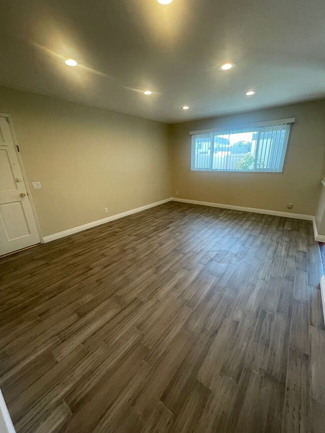 Building Photo - 3 Bed, 2 Bath Tanglewood For Rent- Single Story w/ Garage and AC!