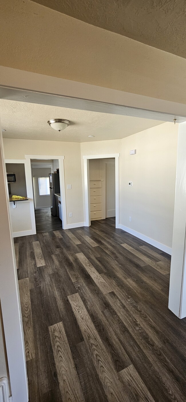Building Photo - 916 300 N