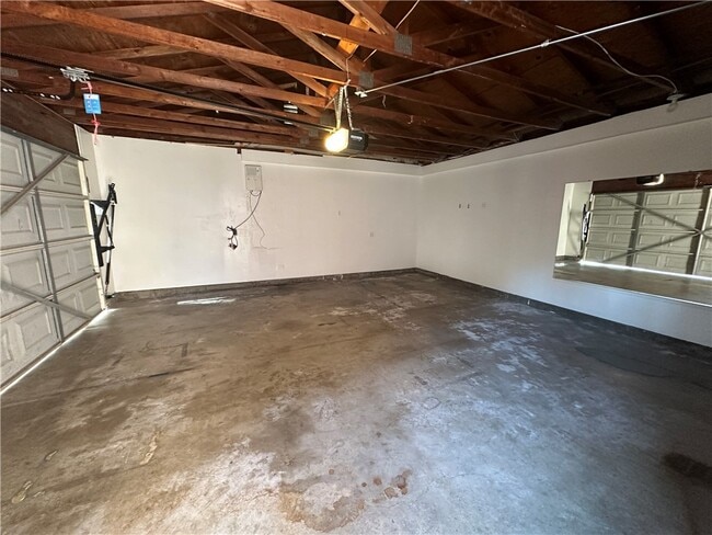 Building Photo - 4631 Oceanside Dr