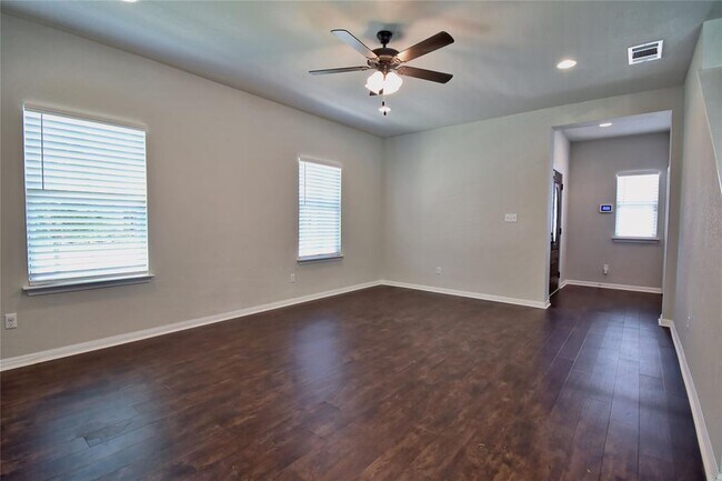 Building Photo - 317 Clearlake Dr