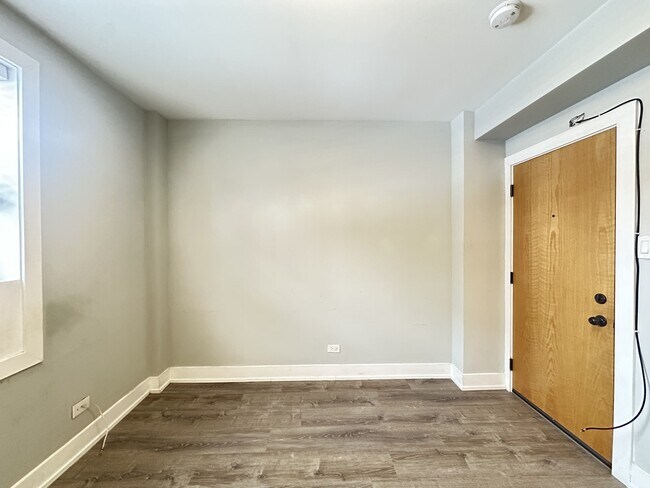 Building Photo - 503 W Belmont Ave