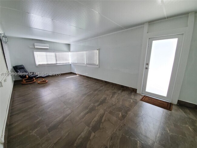 Building Photo - 140 Iroquois St