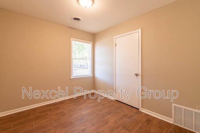 Building Photo - 8254 Elmbrook Dr
