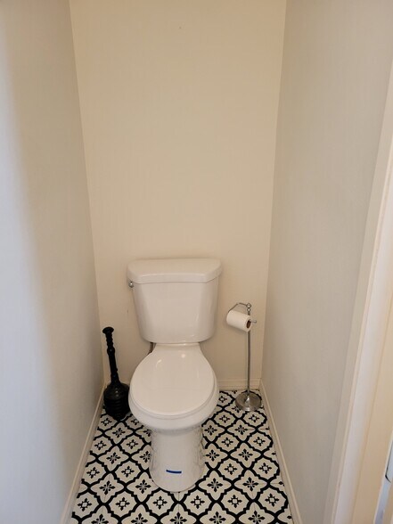 Building Photo - 849 E Victoria St