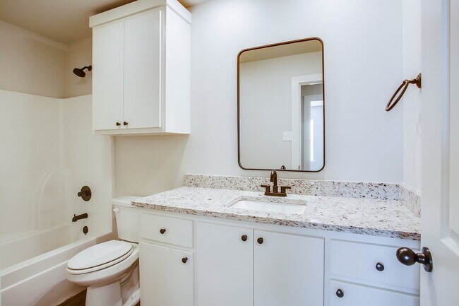 Building Photo - Wonderful Townhome in Cooper District!