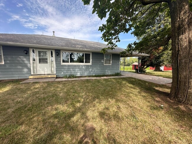 Building Photo - Louisville Farmhouse With Walkout basement