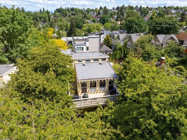 Building Photo - 2Bd/1.25Ba Seattle Townhouse