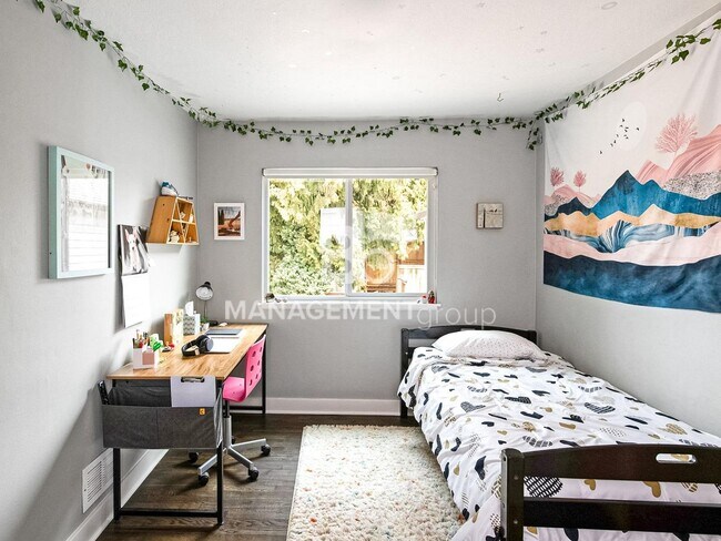 Building Photo - Light & Bright Modern Daylight Ranch Loaded with Updates! Walking Distance to Kennedy School!!!!