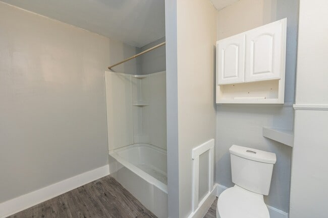 Building Photo - 1038 W 11th St