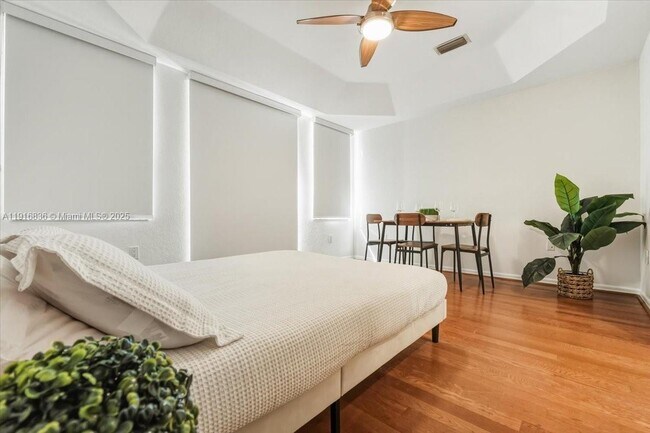 Building Photo - 413 NW 23rd Ave