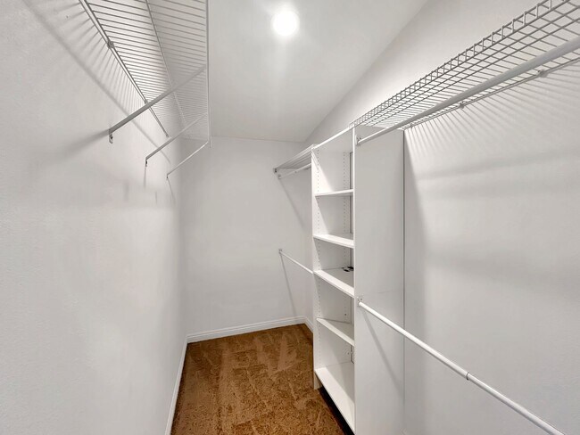 Building Photo - Beautiful 3B 2BA Duplex Unit w/ Balcony, W...