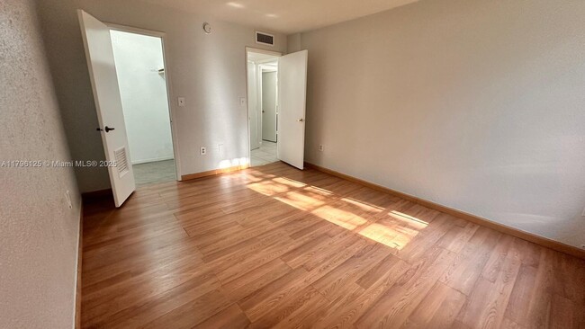 Building Photo - 8870 Fontainebleau Blvd