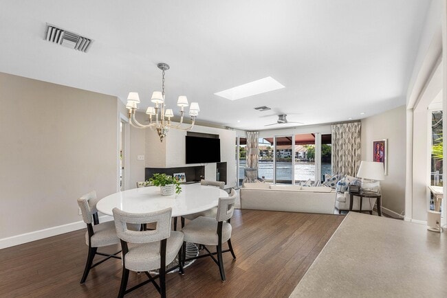 Building Photo - 811 Palm Trail