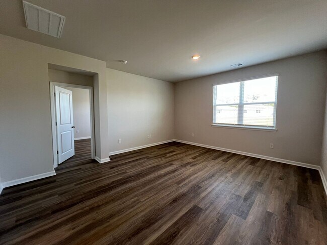 Building Photo - *COMING SOON* Longs - 4 Bedroom / 2 Bathro...