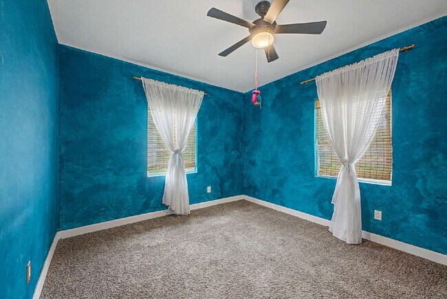 Building Photo - Blue Beauty in Historic District!!