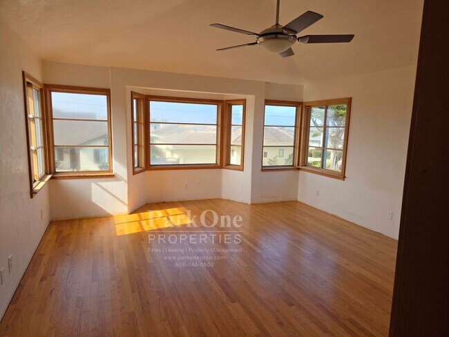 Building Photo - Adorably Rustic home 2 blocks from the shore.