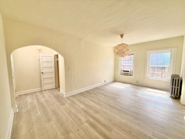 Building Photo - Gorgeous 1 Bed 1 Bath Denver Apartment in Capitol Hill! Available NOW!