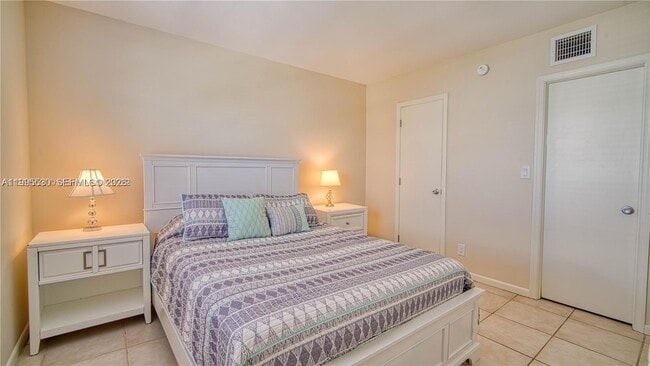 Building Photo - 2900 Banyan St