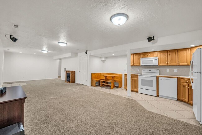 Building Photo - Spacious 7 Bed Kaysville Home with Two Kitchens