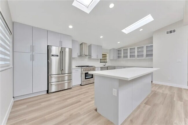 Building Photo - 1650 Tustin Ave