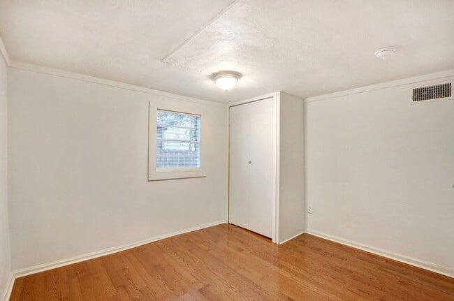 Building Photo - Cute Bungalow - great yard - Two Bedroom