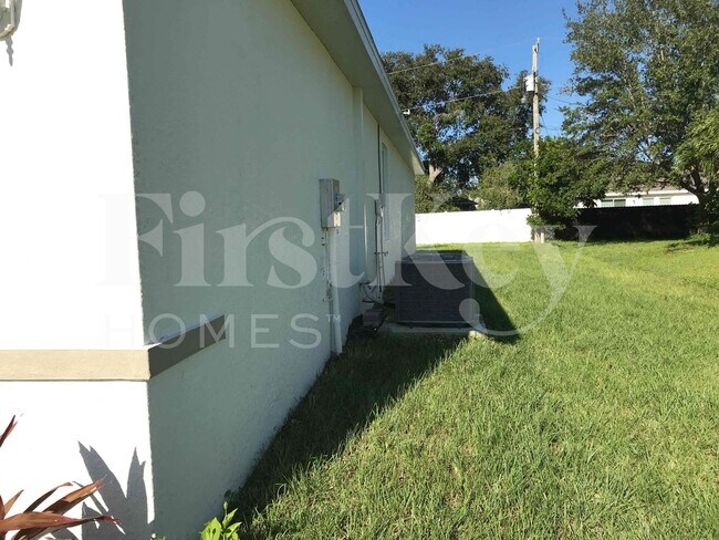 Building Photo - 620 SE 1st Pl