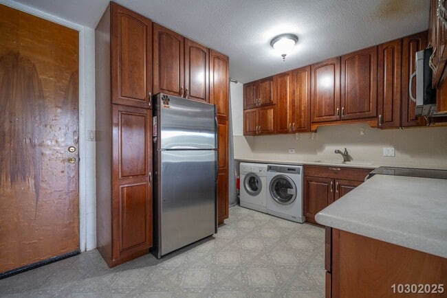 Building Photo - Move-In Ready 1-Bedroom 1 Bath Condo in Ce...