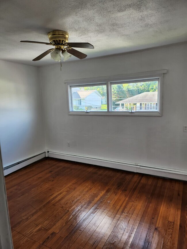 Building Photo - 648 E Scott St