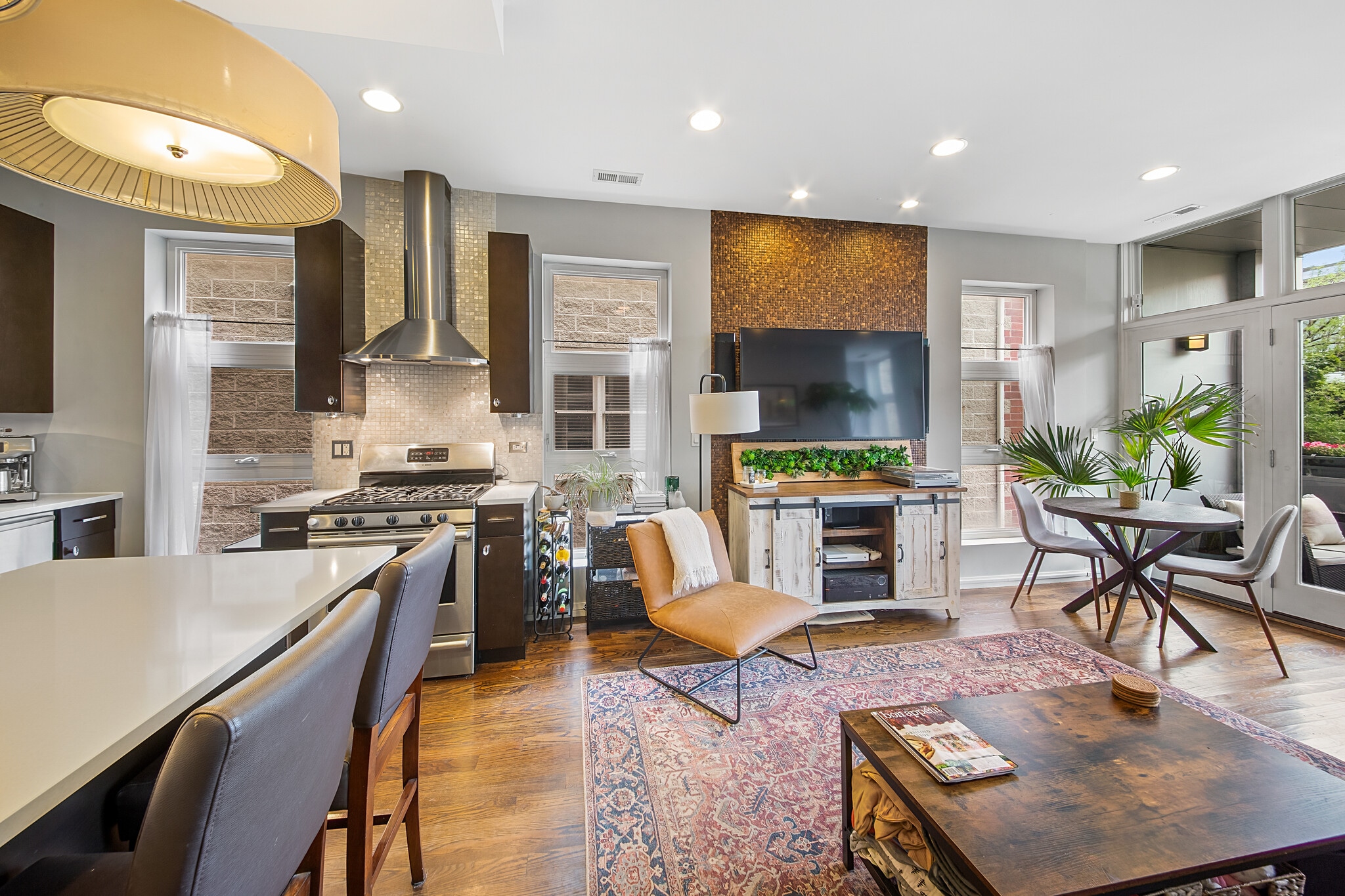 Building Photo - 2339 N Leavitt St