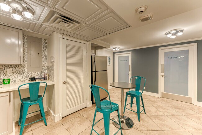 Building Photo - 2900 NE 30th St