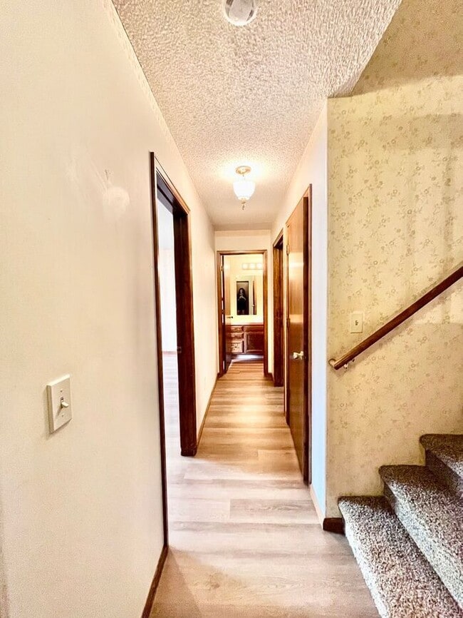 Building Photo - Spacious 4bed/ 3 bath Two Story with Finis...
