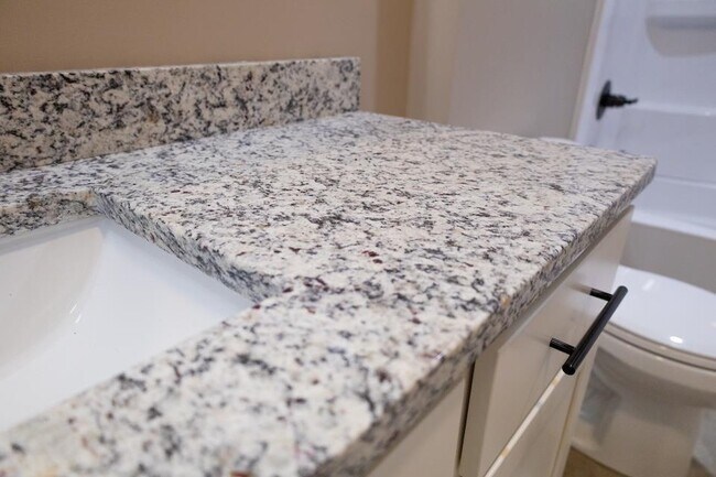 Building Photo - 516 Claremoor Ave