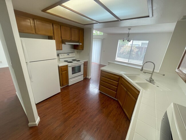Building Photo - $3,490 - GORGEOUS THREE BEDROOM REMODELED ...