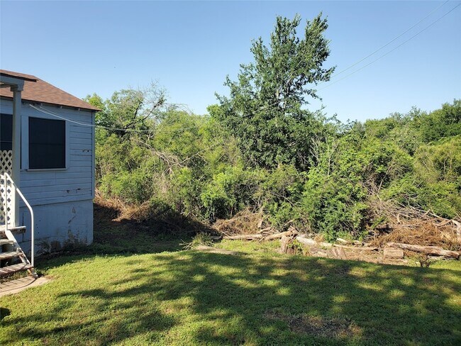 Building Photo - 2227 Westbrook Ave