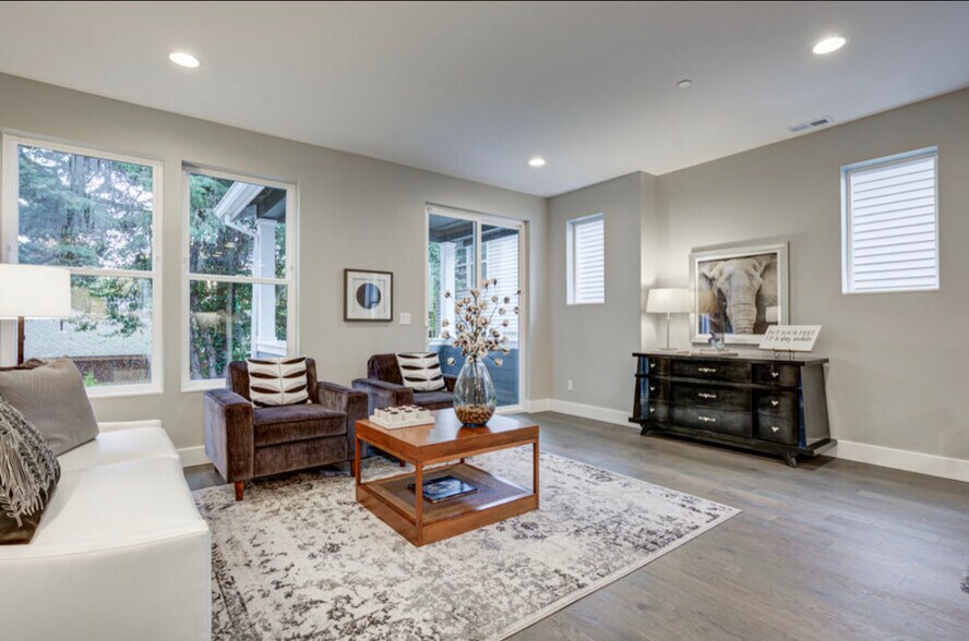 Building Photo - 6049 NE Flanders St