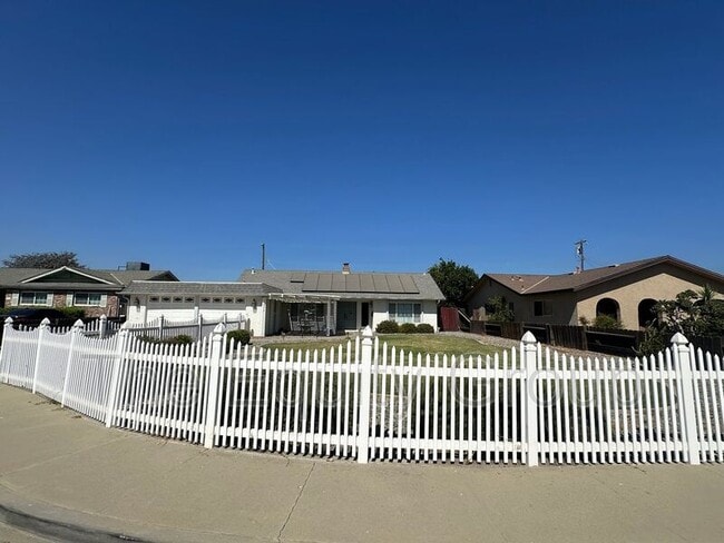 Primary Photo - 473 W Deodar Ln